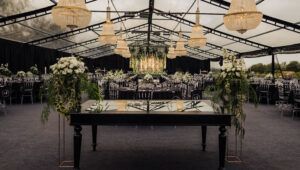 Interior de carpa cristal negra para bodas