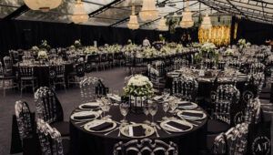Interior de carpa transparente negra para casamiento