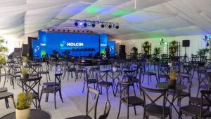 Carpa estructural con cielo raso para eventos empresariales