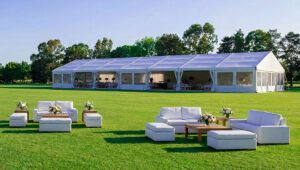carpa estructural blanca con mobiliario de exterior